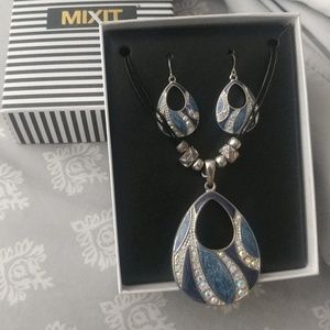 Earring and necklace set